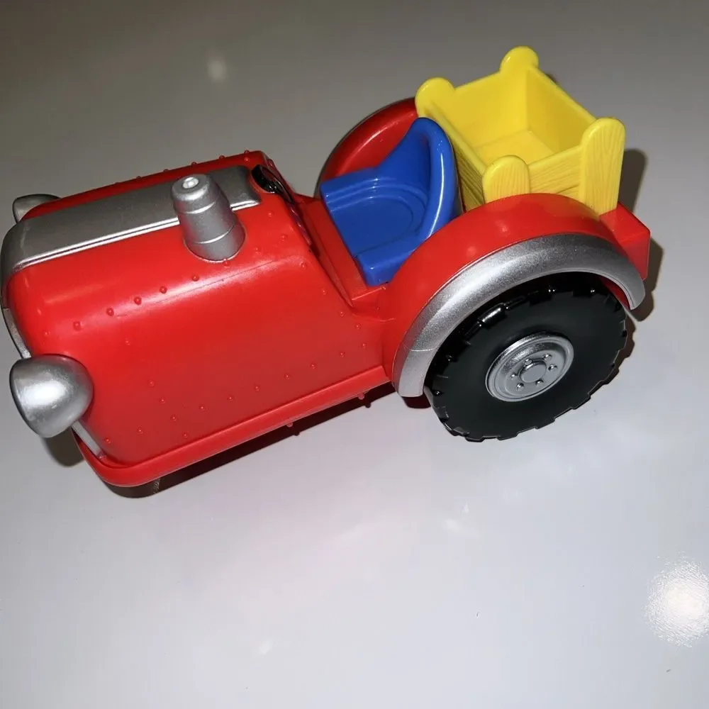CoComelon Musical Farm Tractor With‎ Animal Sounds Red 7
